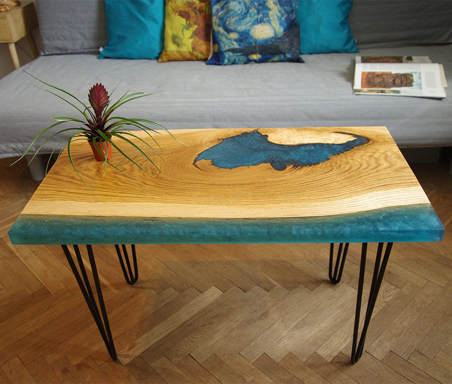 Dubový stolek typu epoxy river table